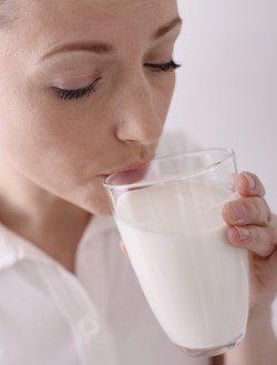 woman-drinking-milk
